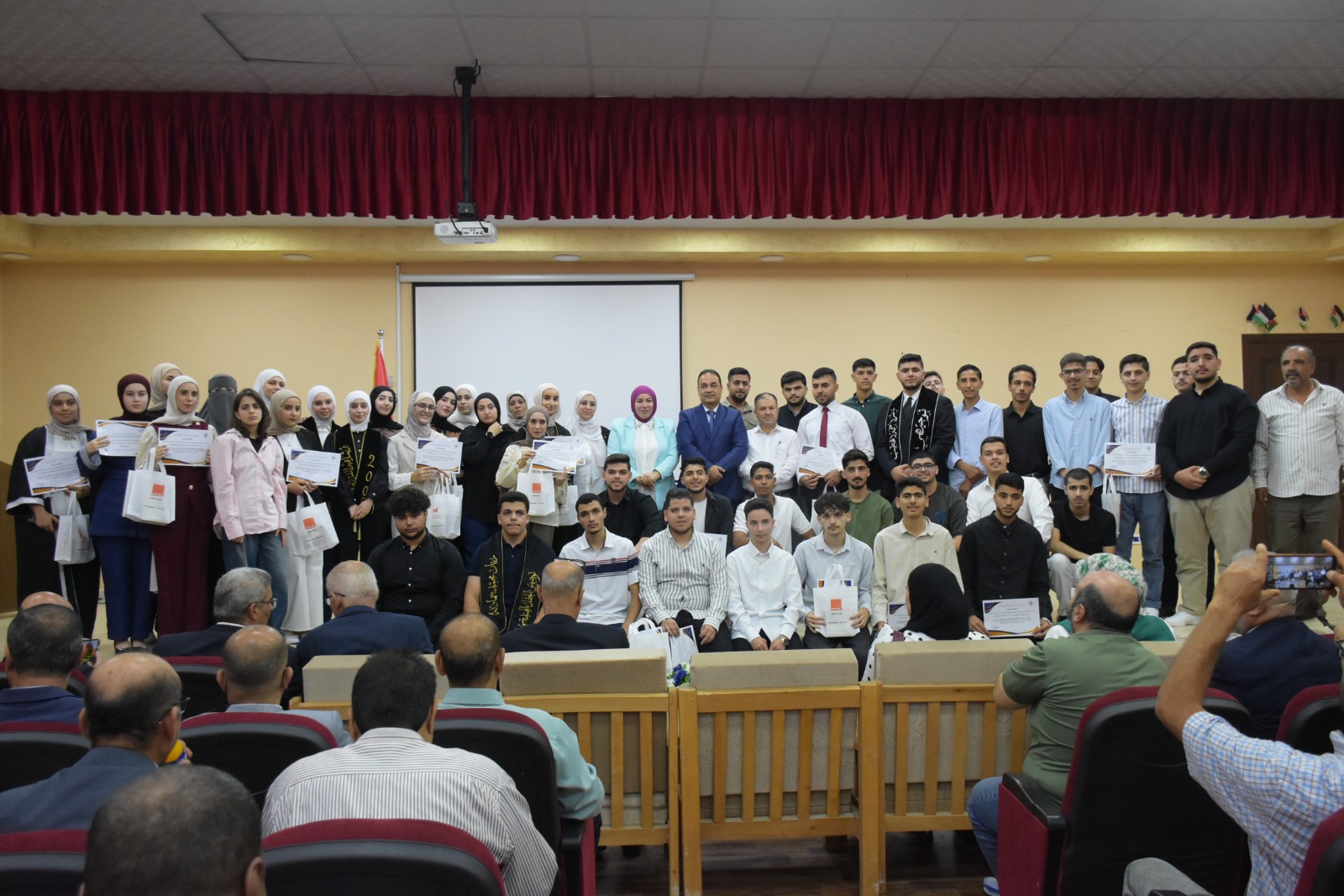 أوائل الثانوية يتصدّرون المشهد.. والشطناوي تحتفي بإنجاز طلبة بني كنانة وتحقيقهم أعلى المعدلات