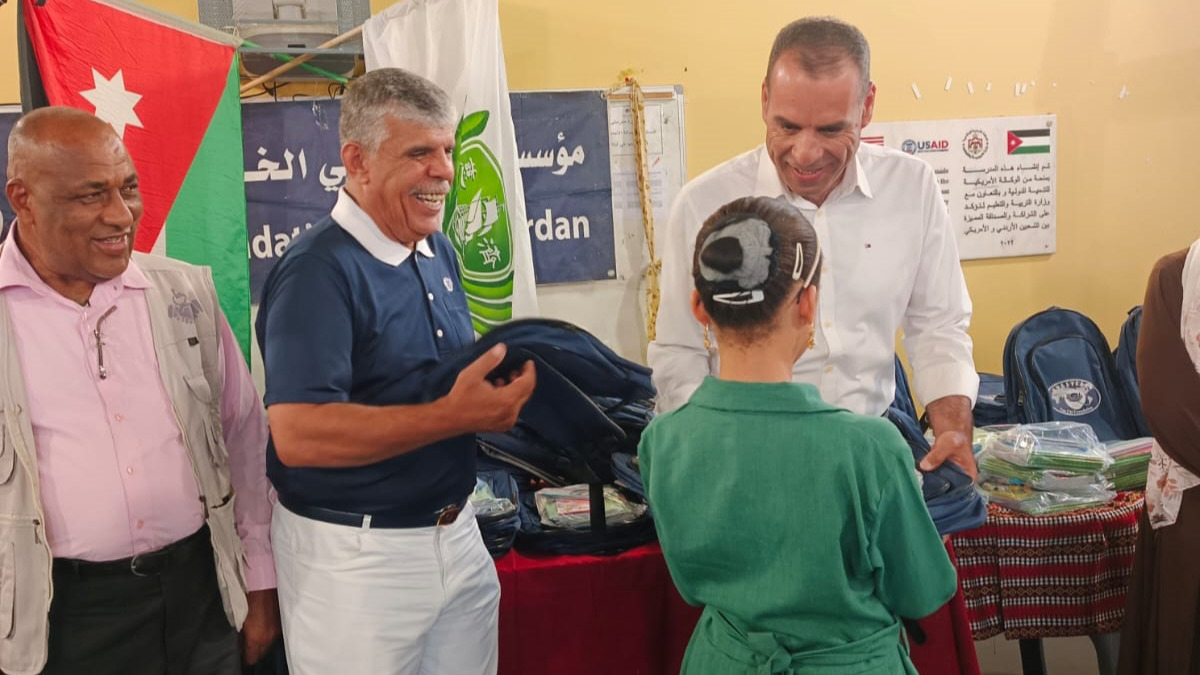 الطراونة يرعى توزيع ألف حقيبة مدرسية مع القرطاسية بدعم من جمعية تزوتشي الخيرية