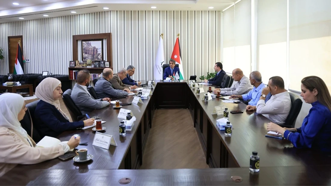 وزير الشباب يترأس اجتماع لجنة دراسة تأهيل المجمع الرياضي بجامعة آل البيت