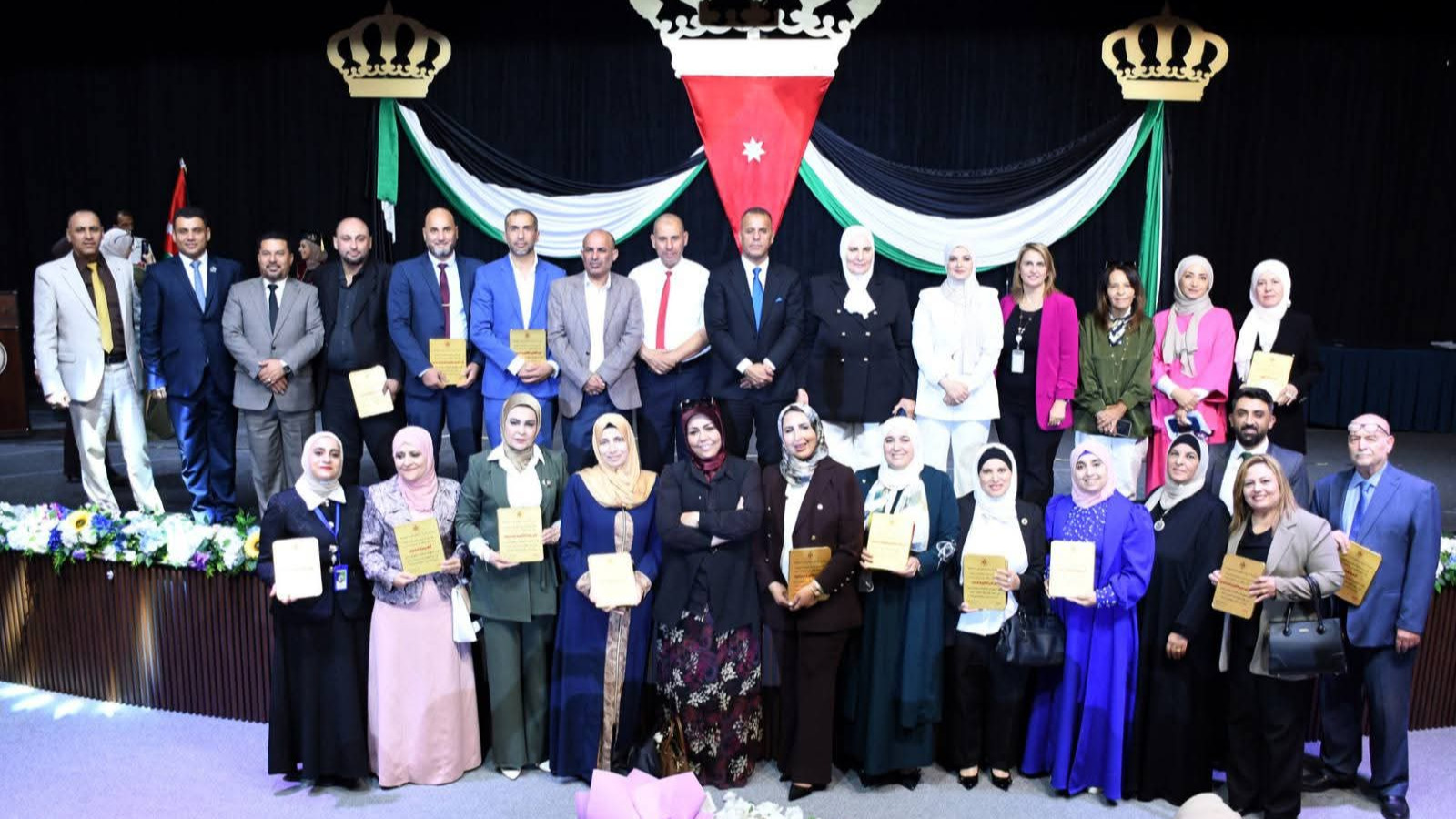 الهديرس مندوبًا عن العجارمة يرعى احتفال تكريم أوائل الثانوية العامة على مستوى مديرية التربية والتعليم للواء الجامعة