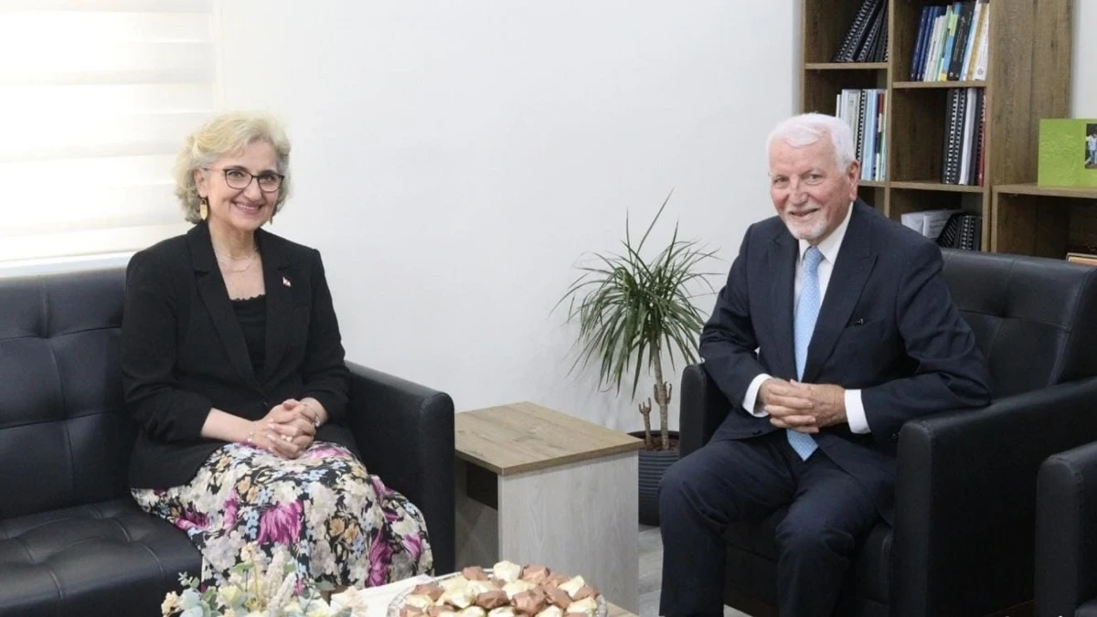 وزيرة التربية والتعليم العالي اللبنانية تطلع على تجربة الوطني لتطوير المناهج