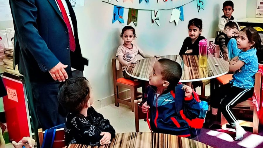 أبو الفول يواصل جولاته الميدانية بزيارة مدرستي المشيدة وربا الظليل بالزرقاء الثانية