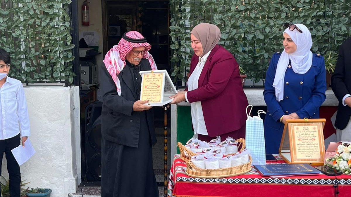 الشطناوي تكرّم المعلم المتقاعد عبد الرحمن كناني بمناسبة يوم المعلم العالمي