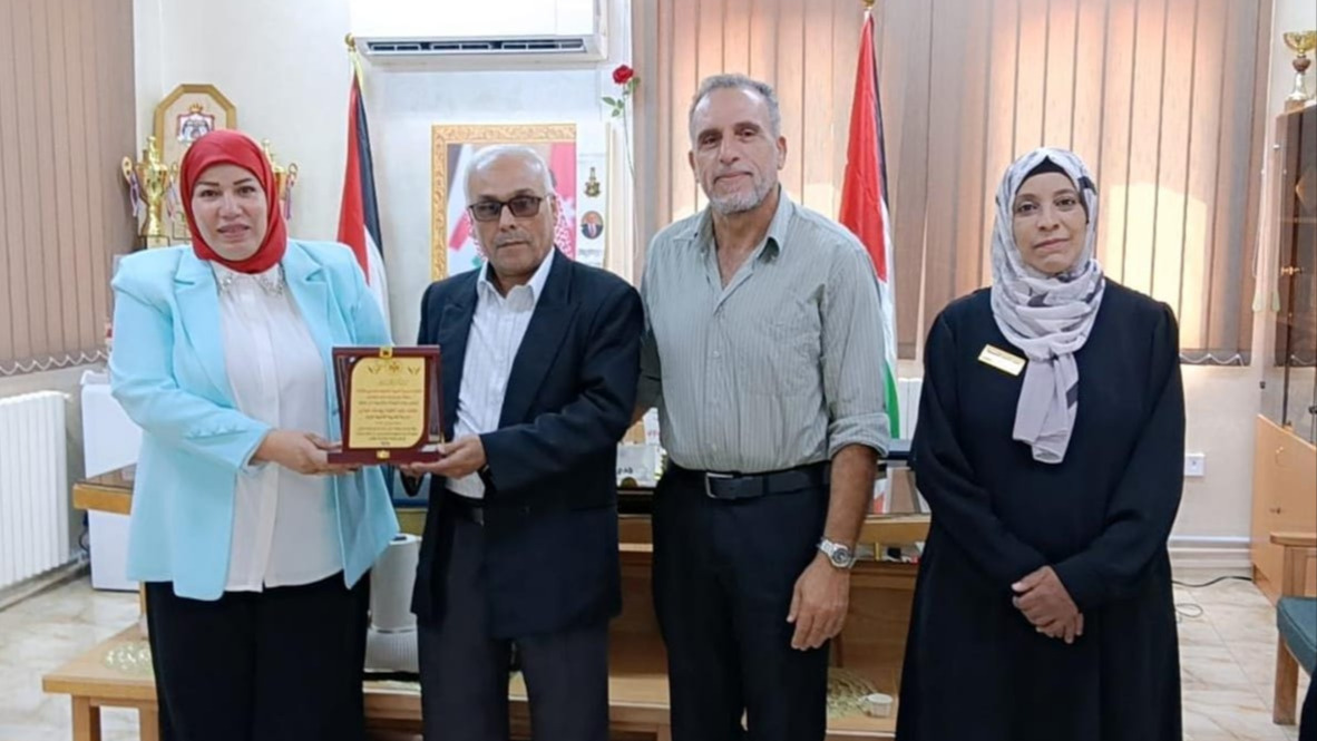 الشطناوي تكرّم أقدم رقم وزاري في تربية بني كنانة بمناسبة يوم المعلم العالمي