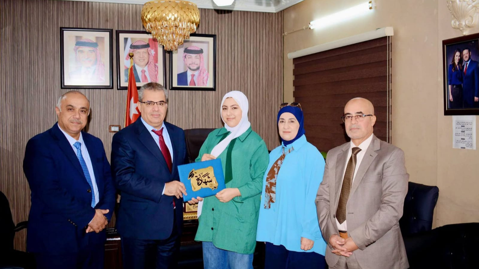 تربية الطيبة والوسطية تكرّم الطالبة اسيل العمري لتميزها في تخصص الشعر والتجميل ضمن مسار BTEC
