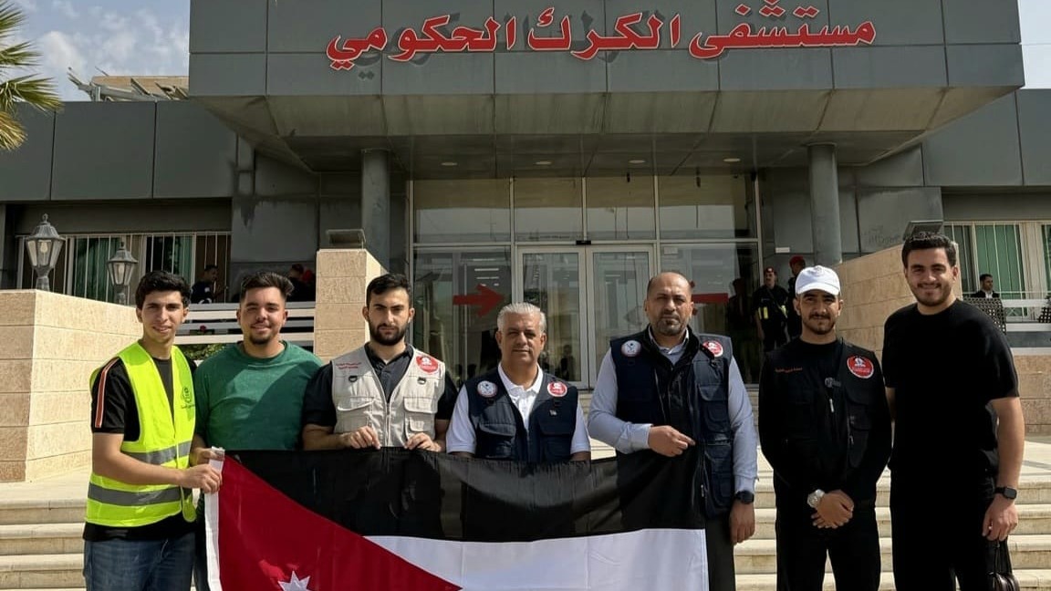 وفد من الجامعة الهاشمية يعود مصابي الاعتداء الإرهابي في كنيسة "حمود" بالكرك ويتبرع بالدم ويقدّم واجب العزاء بضحايا الجريمة