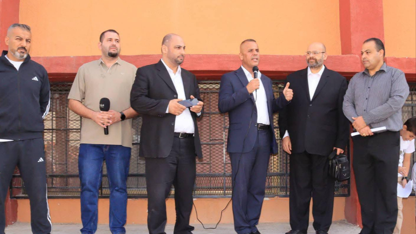 الهديرس يشارك طلبة رشيد طليع الأساسية للبنين اذاعتهم الصباحية و تضامنهم مع شهداء كنيسة الكرك