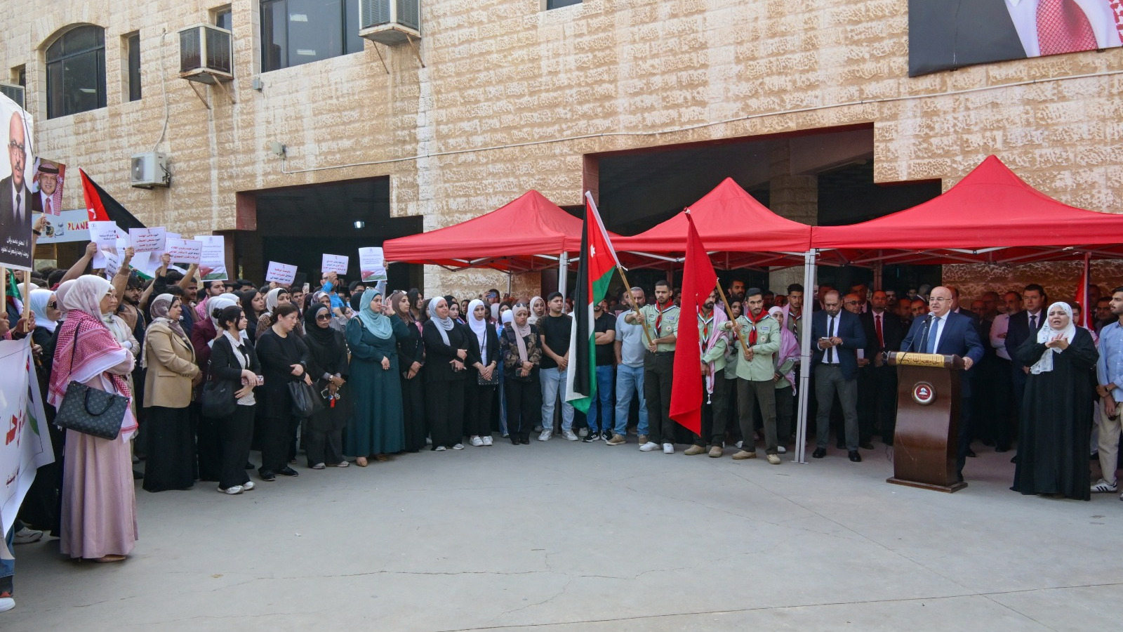 أسرة الجامعة الهاشمية في وقفة تضامنية مع أهلنا في الكرك وتأكيدًا على رسوخ الوحدة الوطنية