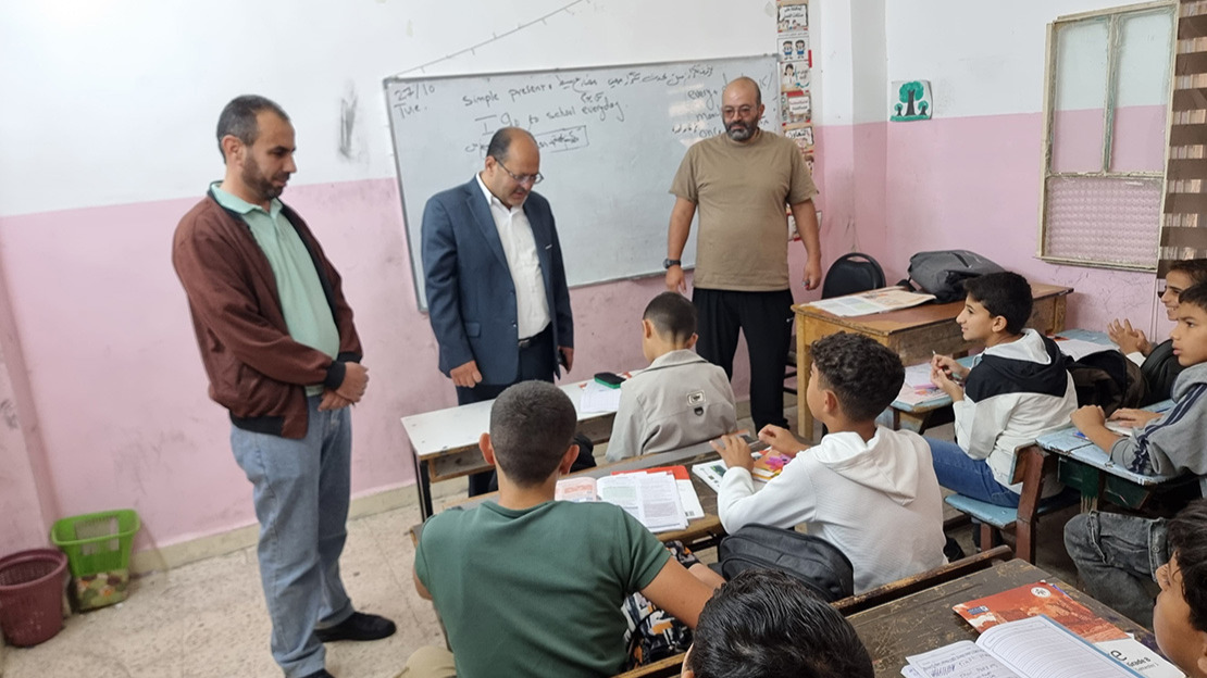 أبو الفول يواصل زياراته الميدانية بتفقد مدرسة حي الصالحية الأساسية للبنين في تربية الزرقاء الثانية